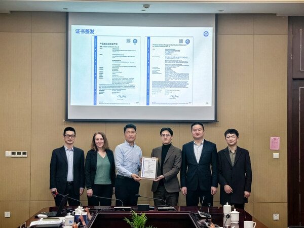 盛泽镇尼龙四面弹面料获产品碳足迹认证 政企携手降碳转型(图1)