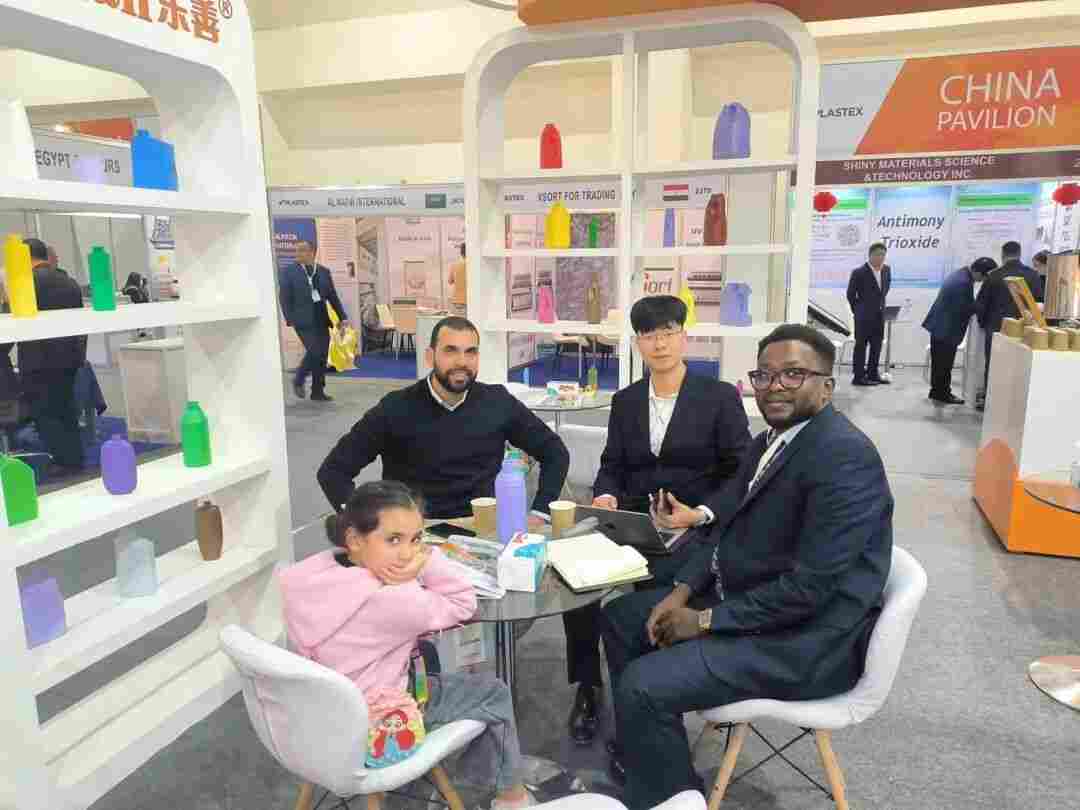 专业团队展会现场技术交流，洞察塑料加工设备市场需求(图2)