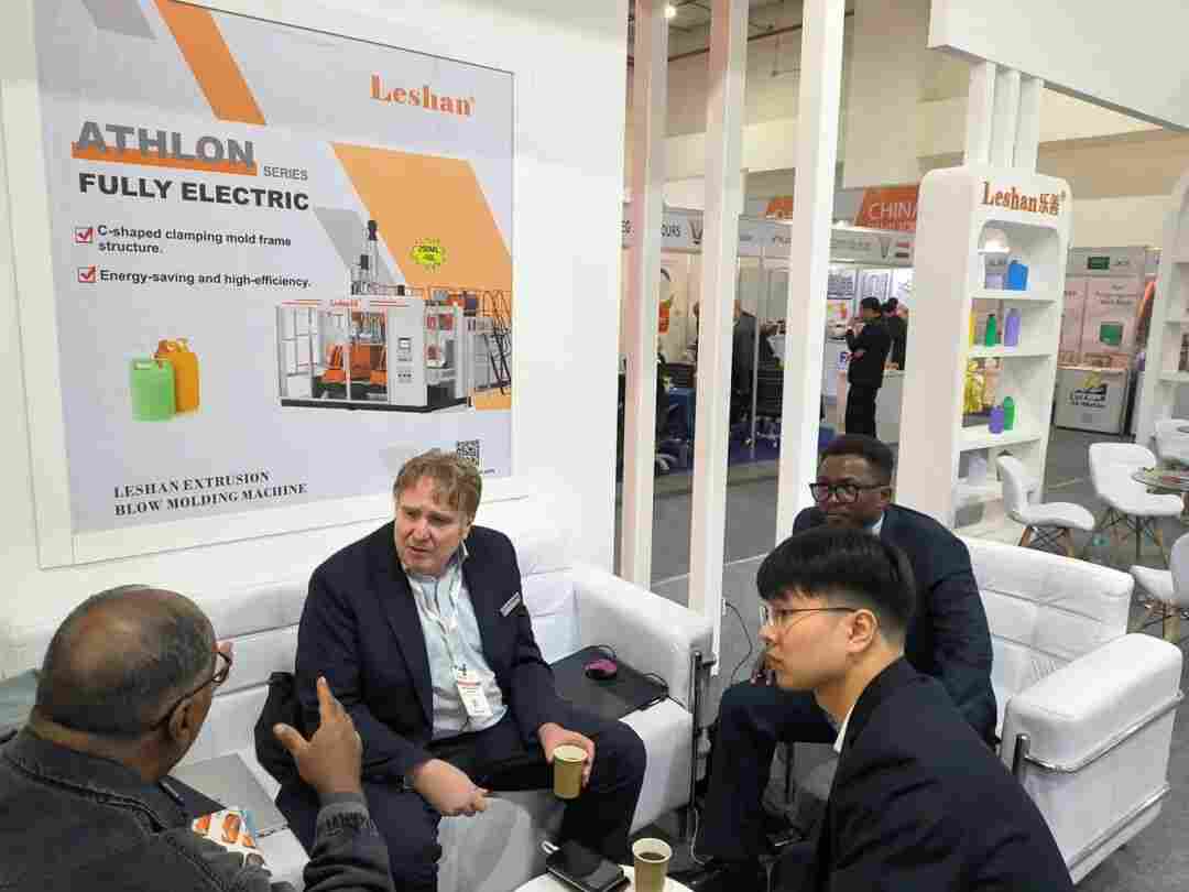 专业团队展会现场技术交流，洞察塑料加工设备市场需求(图3)