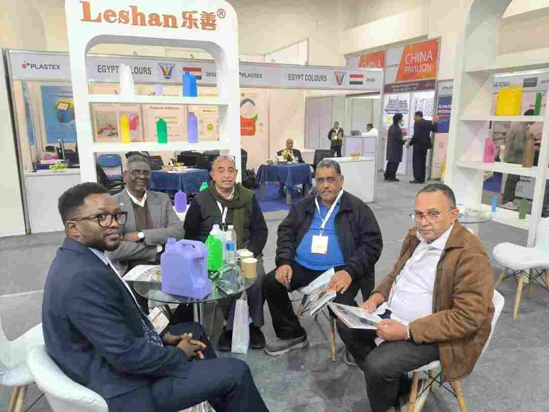 专业团队展会现场技术交流，洞察塑料加工设备市场需求(图4)