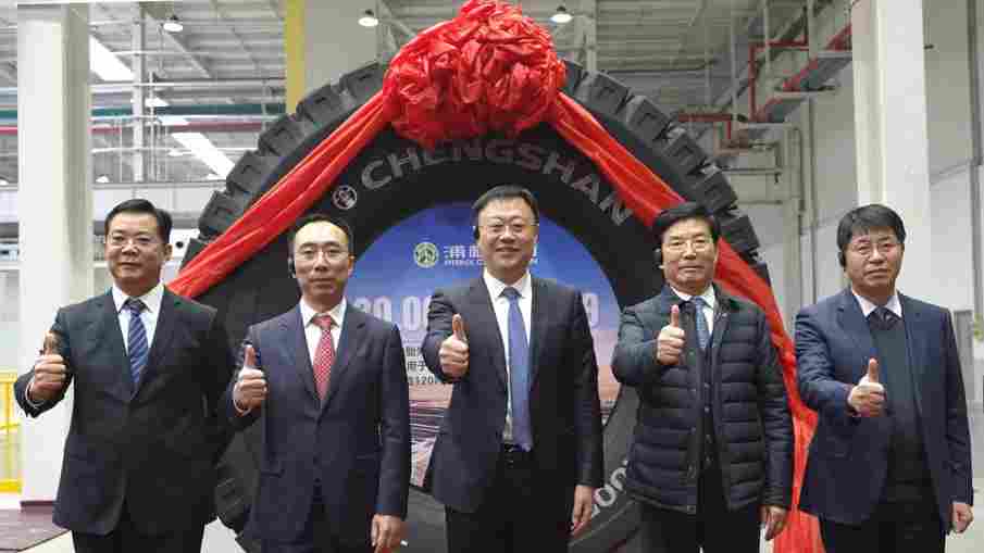 浦林成山首条非公路巨胎30.00R51成功下线(图1)